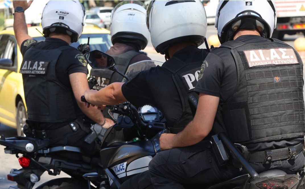 Με τα καλάσνικοφ στα χέρια