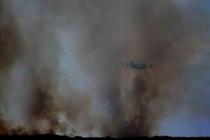 Φωτιά στη Σύρο, 112 για εκκένωση της περιοχής Τρία Λαγγόνια