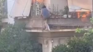 Βίντεο-ντοκουμέντο από τη φωτιά στην Καλλιθέα – Η στιγμή που 75χρονη πηδάει από το μπαλκόνι για να σωθεί