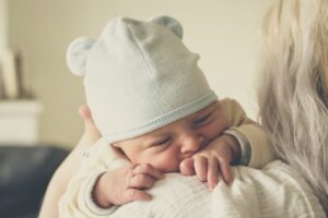 ΕΛΣΤΑΤ: Νέο δημογραφικό σοκ στην Ελλάδα – Πτώση γεννήσεων και ανησυχητικές τάσεις σε όλες σχεδόν τις περιφέρειες
