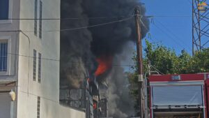 Φωτιά σε συνεργείο αυτοκινήτων στο Μενίδι – Άμεση κινητοποίηση της Πυροσβεστικής