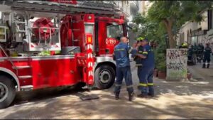 Απεγκλωβίστηκαν οι ένοικοι από τη φωτιά στο ξενοδοχείο στην Ομόνοια, μαρτυρίες ότι προκλήθηκε από ηλεκτρικό πατίνι που εξερράγη