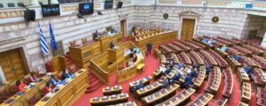 Χαμός στη Βουλή για τον νέο Κώδικα Αυτοδιοίκησης: Καταργείται ο δεύτερος γύρος, σφοδρή σύγκρουση ΝΔ – ΠΑΣΟΚ
