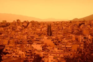 Η αφρικανική σκόνη θα “πνίξει” τη χώρα έως την Τετάρτη – Δείτε LIVE