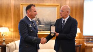 Δένδιας στον πιλότο του F-16 που προσγείωσε με ασφάλεια το μαχητικό στη Ζάκυνθο: «Παράδειγμα επαγγελματισμού και ψυχραιμίας»