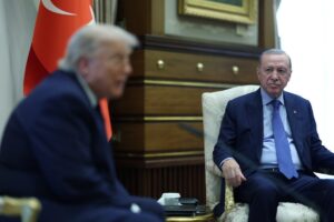 Ο Τραμπ αγκαλιάζει ξανά τον Ερντογάν – Τα F-35 στο επίκεντρο μιας επικίνδυνης εξίσωσης