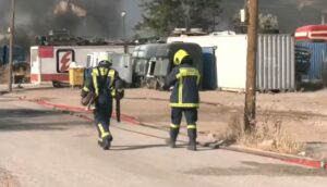 Φωτιά σε επιχείρηση στον Ασπρόπυργο: 6 τραυματίες, οι 3 διασωληνωμένοι – Ανησυχία για φορτηγό με δεξαμενή προπανίου που είναι μέσα στην επιχείρηση