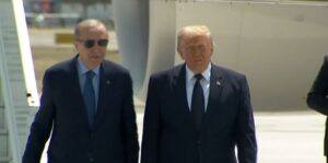 Σύνοδος του NATO: Στην Άγκυρα έφτασε ο Ντόναλντ Τραμπ – Τον υποδέχτηκε ο ίδιος ο Ερντογάν