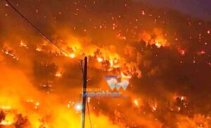 Τριπλός πύρινος εφιάλτης στην Κρήτη και τη Λέσβο – Τρεις πυροσβέστες νεκροί, εκκενώσεις και ανεξέλεγκτα μέτωπα