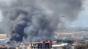 Τοξικό νέφος σκέπασε τη Θεσσαλονίκη μετά τη μεγάλη φωτιά στο Ωραιόκαστρο