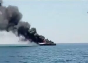 Φωτιά και πυκνοί καπνοί σε ταχύπλοο με 4 επιβαίνοντες στα ανοιχτά της Βουλιαγμένης