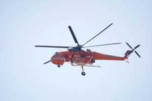 Φωτιά στον Ασπρόπυργο: Πυρκαγιά σε απορρίμματα και ξερά χόρτα στη Λάκκα Κάτσαρη