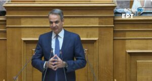 Μητσοτάκης στη Βουλή: Μείωση 10 λεπτών στη βενζίνη και 5 στο ντίζελ έως τέλος Αυγούστου (Δείτε live)