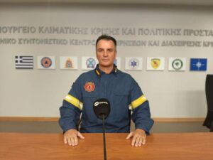 Έκτακτη ενημέρωση για τις πυρκαγιές από τον Διευθυντή Στρατηγικού Σχεδιασμού και Επικοινωνίας του Αρχηγείου Πυροσβεστικού Σώματος Αρχιπύραρχο Βασίλειο Βαθρακογιάννη