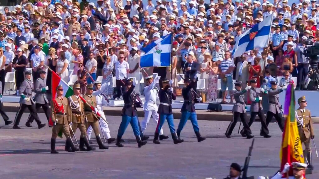 Ο ελληνικός στρατός παρελαύνει μπροστά από την Αψίδα του Θριάμβου - Ελληνικά Rafale πάνω απο το Παρίσι (βίντεο)