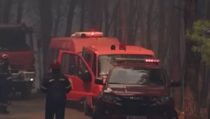 Πύρινη κόλαση στην Αττικοβοιωτία: Μάχη χωρίς τέλος με αναζωπυρώσεις – Τραγωδία με δύο νεκρούς από τη σύγκρουση ελικοπτέρων