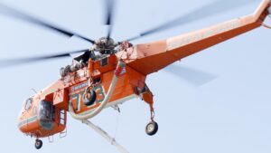«Mega fire» στο Πόρτο Γερμενό: Ανεξέλεγκτη η πυρκαγιά – Φλόγες άνω των 15 μέτρων και νέες εκκενώσεις