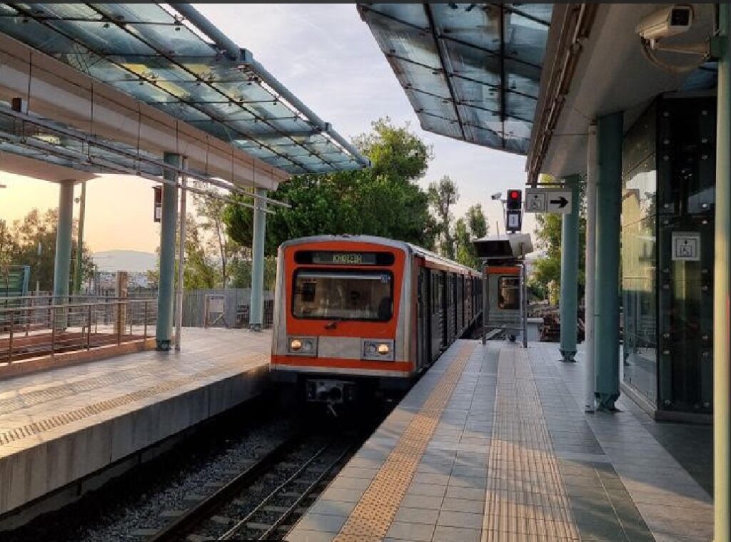 Σε ισχύ το θερινό ωράριο στα ΜΜΜ: Πώς κινούνται τον Αύγουστο μετρό, ΗΣΑΠ, τραμ και λεωφορεία