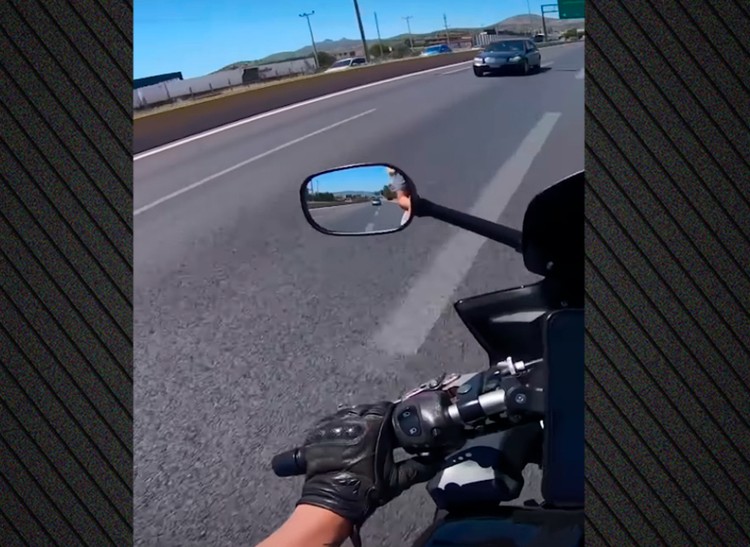 «Πάγωσαν» οι οδηγοί: Mercedes πήγαινε ανάποδα στην Αθηνών – Κορίνθου, στην έξοδο της Μαγούλας (βίντεο-σοκ)