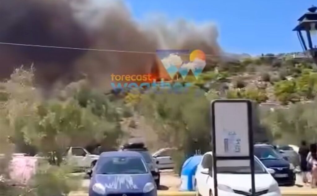 Συναγερμός στη Σαλαμίνα: Δύο φωτιές σε λίγα λεπτά και διαδοχικά 112 – Μάχη με τις φλόγες μέσα στους θυελλώδεις ανέμους