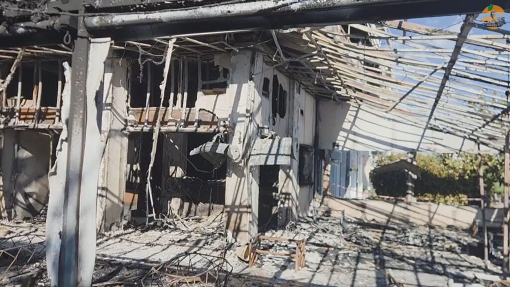 Εικόνες απόλυτης καταστροφής στην πολυκατοικία της Νέας Ιωνίας: Καμένα διαμερίσματα και μπαλκόνια, στάχτη η καφετέρια