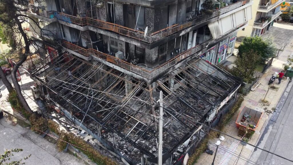 [Drone] Αποκαΐδια και στάχτες στη Νέα Ιωνία: Εικόνες – σοκ από τις ζημιές σε όλους τους ορόφους
