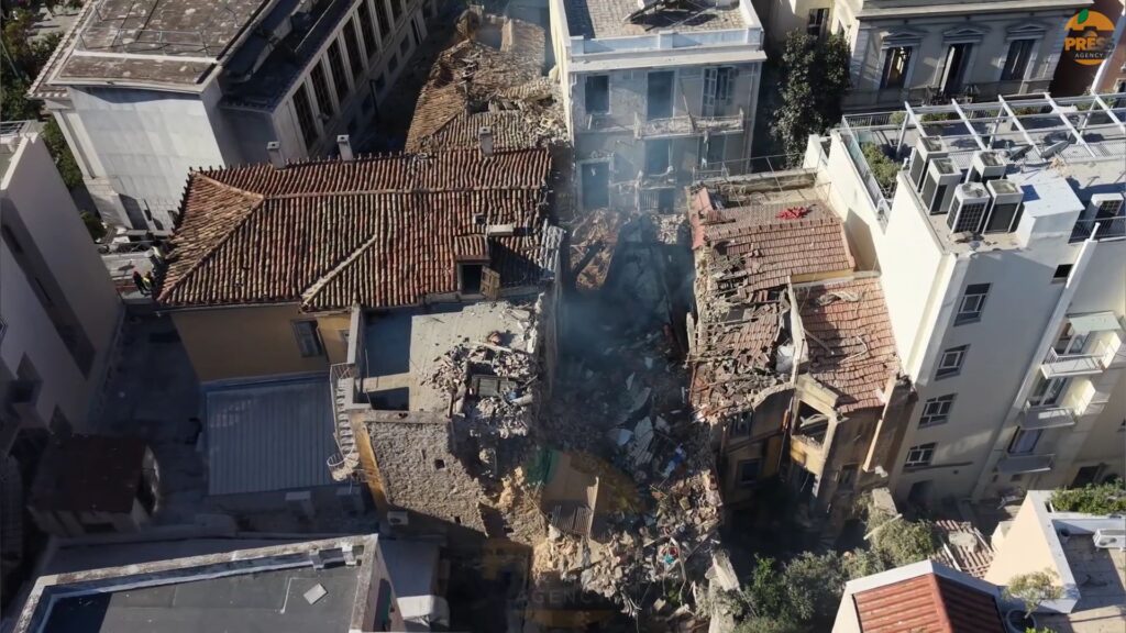[drone] Εικόνα απόλυτης καταστροφής στο σημείο «μηδέν» στην Πλάκα – Άμορφη μάζα το κτίριο που κατέρρευσε, ζημιές και σε διπλανές κατασκευές
