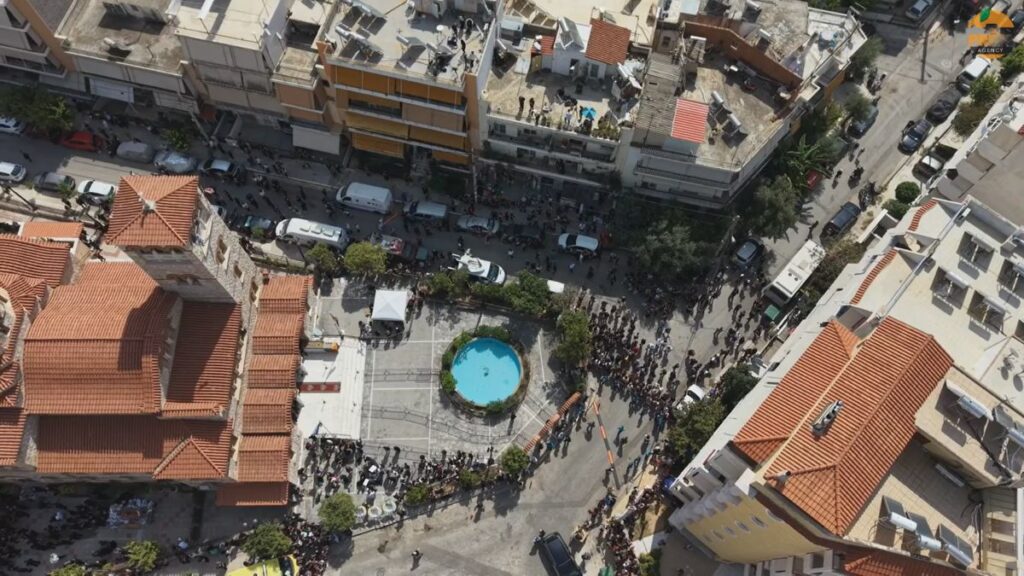 (Βίντεο) Άπαντες παρόντες στην κηδεία –  Εκατοντάδες άνθρωποι στην Αγία Τριάδα της Νίκαιας για να αποχαιρετίσουν τον Γιώργο Μαζωνάκη