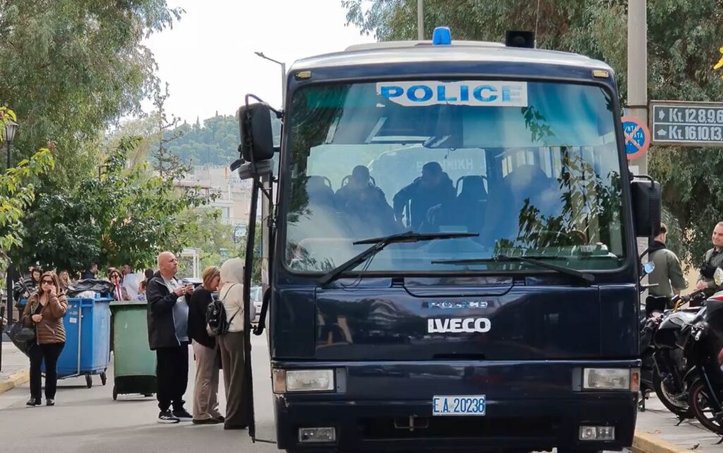 «Χωριάτικο»: Στην Ευελπίδων οι 14 συλληφθέντες από τη Ρόδο – Ολοκληρώνεται το «παζλ» των μεταγωγών