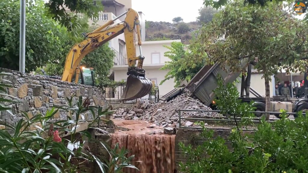 Σε συναγερμό παραμένει η Κρήτη: Δύσκολη κατάσταση στα Ζωνιανά – Μηχανήματα φράζουν τα ορμητικά νερά, έκλεισε ετοιμόρροπη γέφυρα